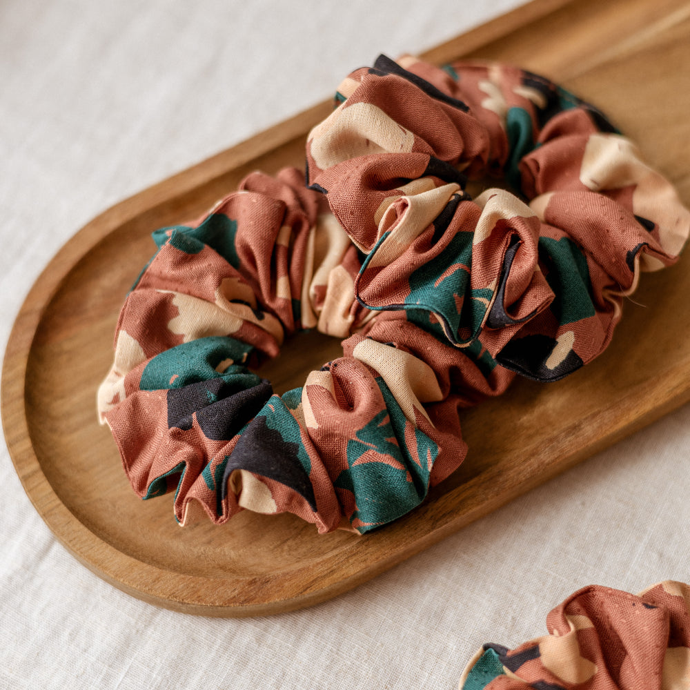 
                      
                        Wide Scrunchie / Terracotta Floral
                      
                    