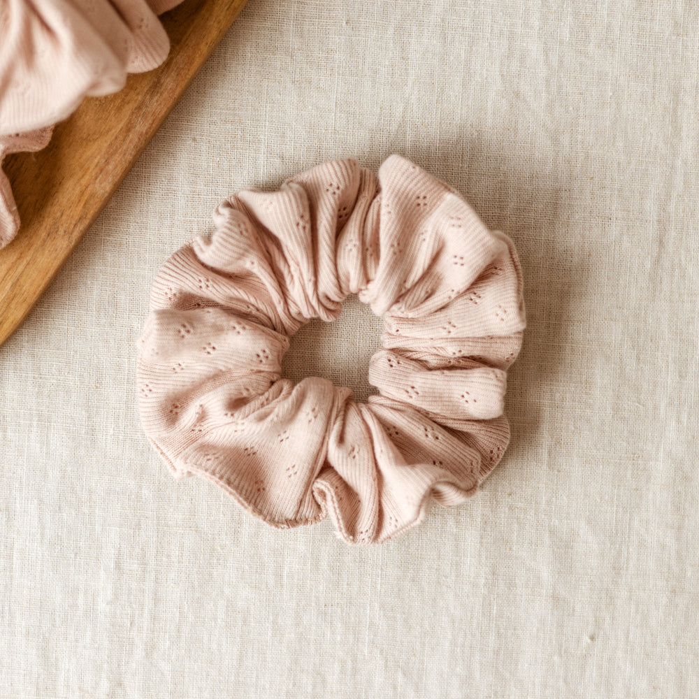 Wide Scrunchie / Blush Pointoille