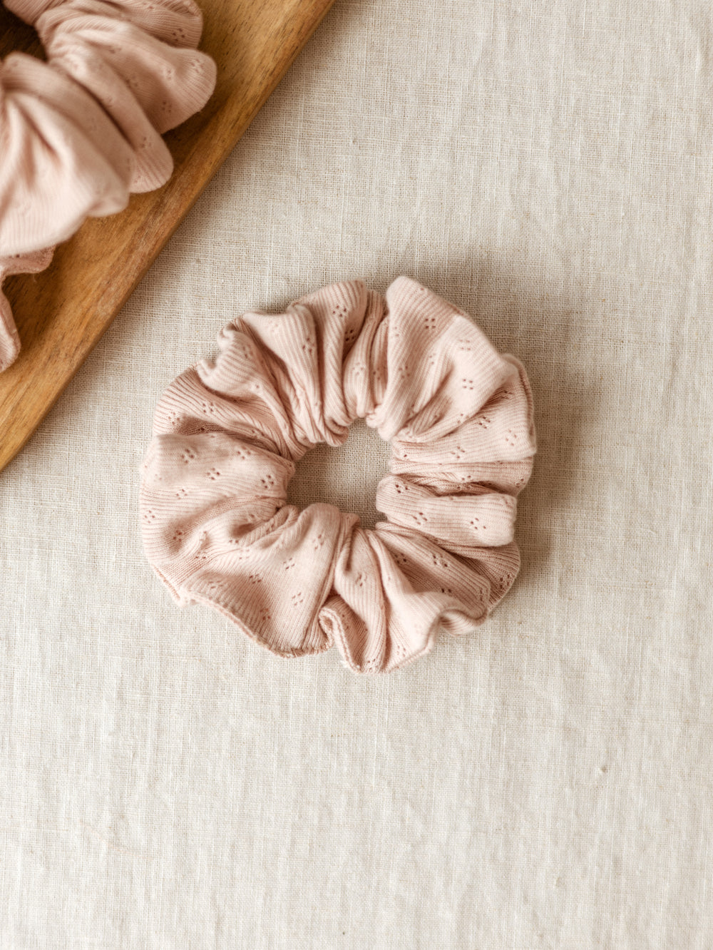 Wide Scrunchie / Blush Pointoille