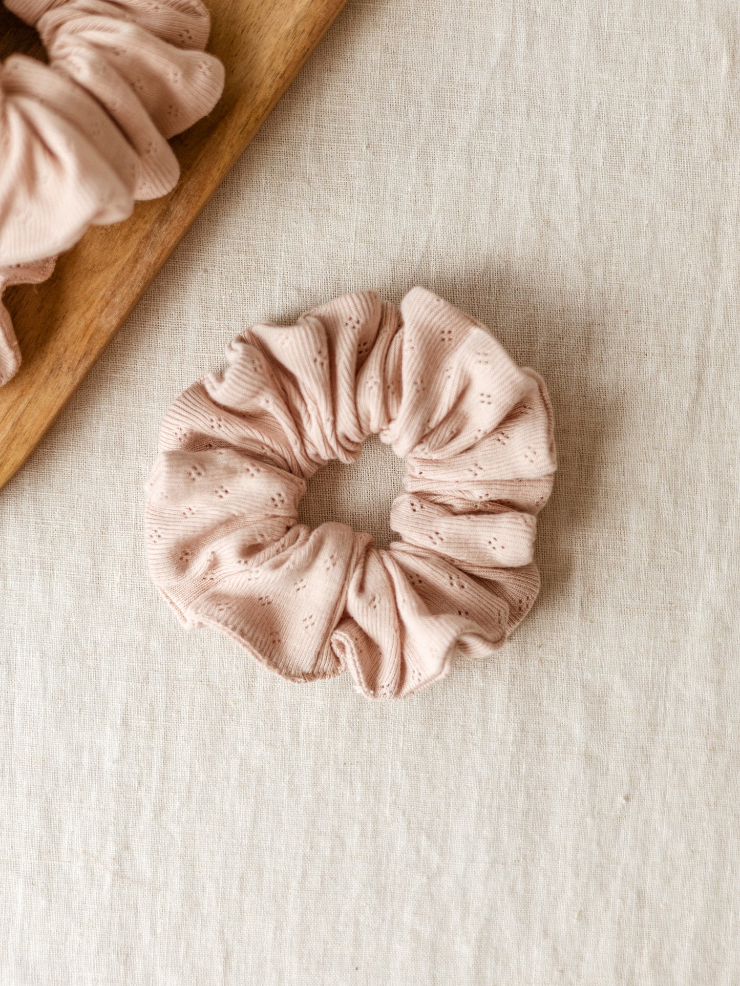 Wide Scrunchie / Blush Pointoille
