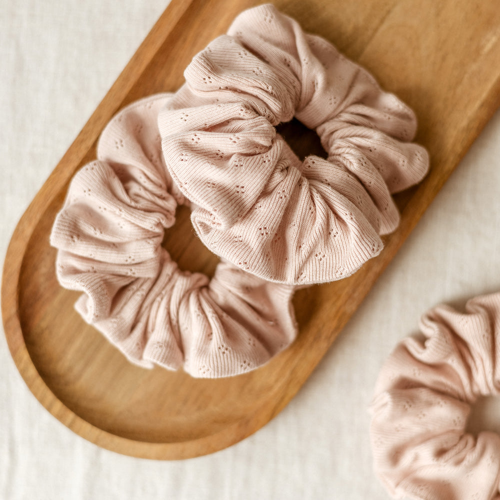Wide Scrunchie / Blush Pointoille