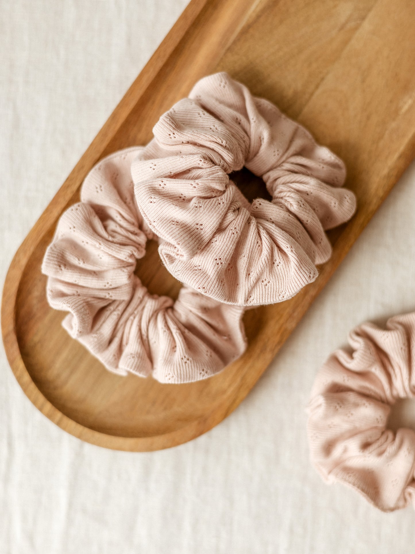 Wide Scrunchie / Blush Pointoille
