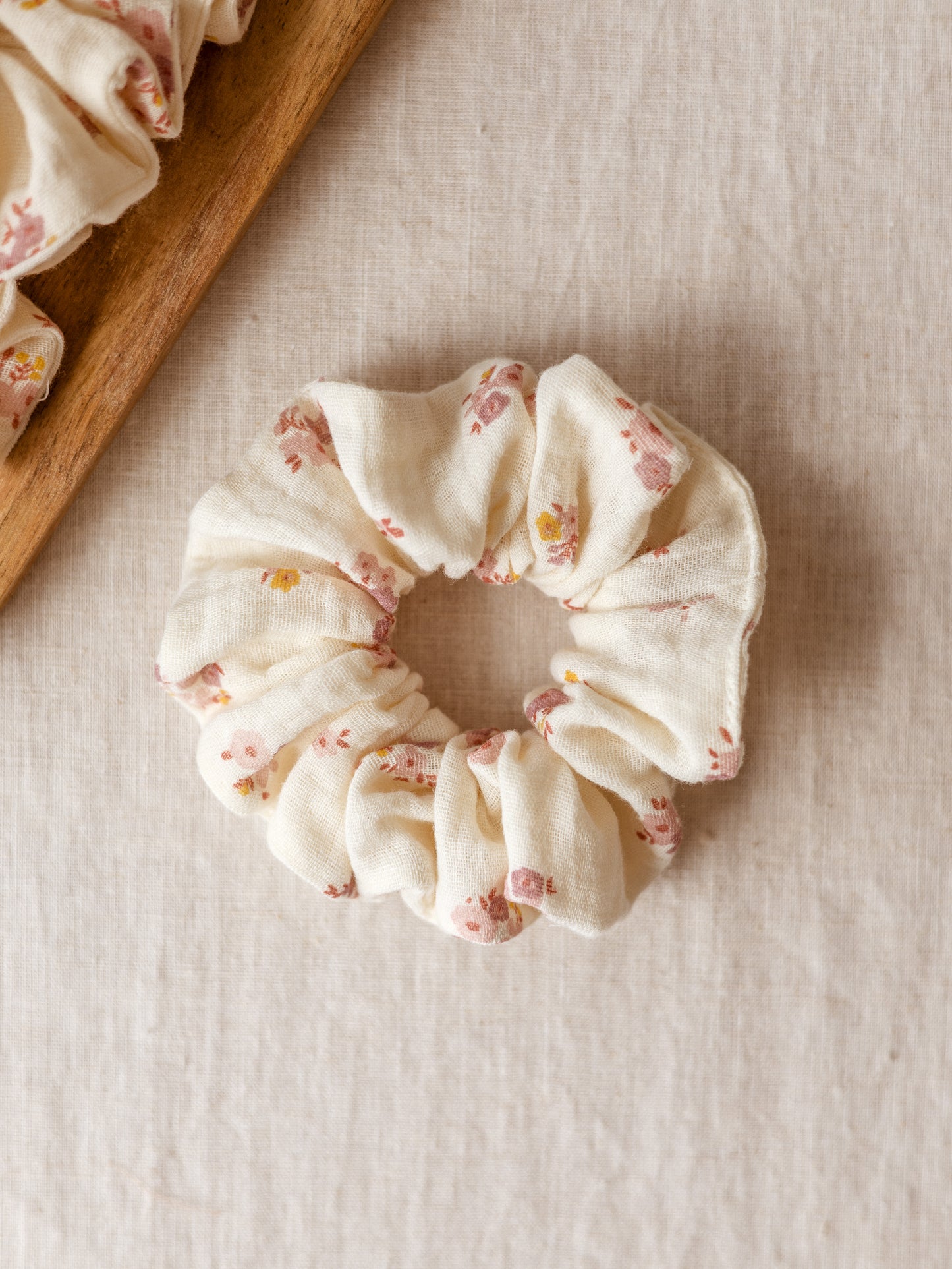 Wide Scrunchie / Vintage Floral Ecru