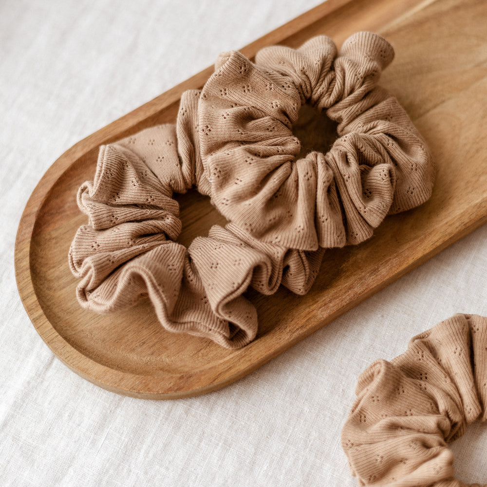 
                      
                        Wide Scrunchie / Pointoille Cacao
                      
                    