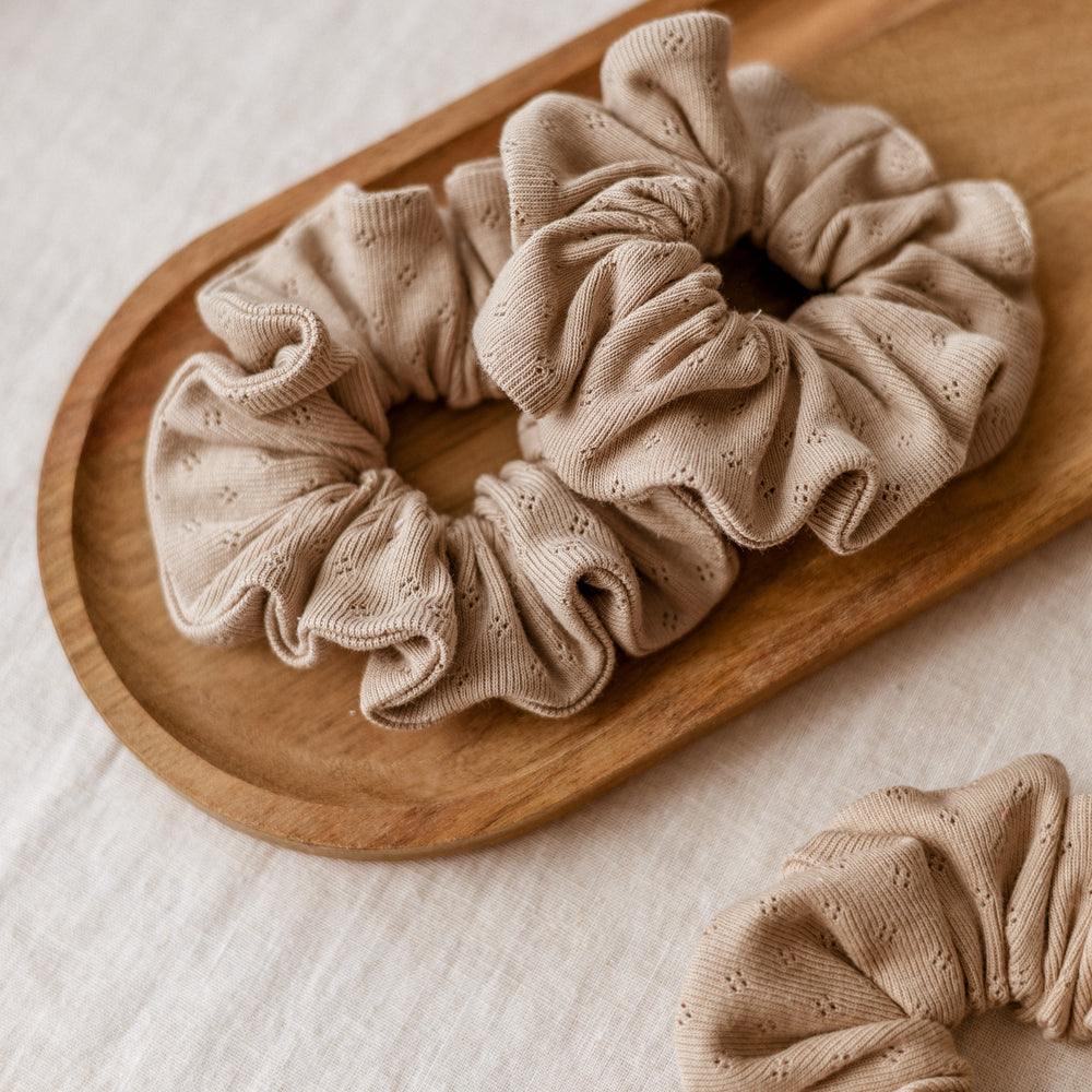 
                      
                        Wide Scrunchie / Pointoille Beige
                      
                    