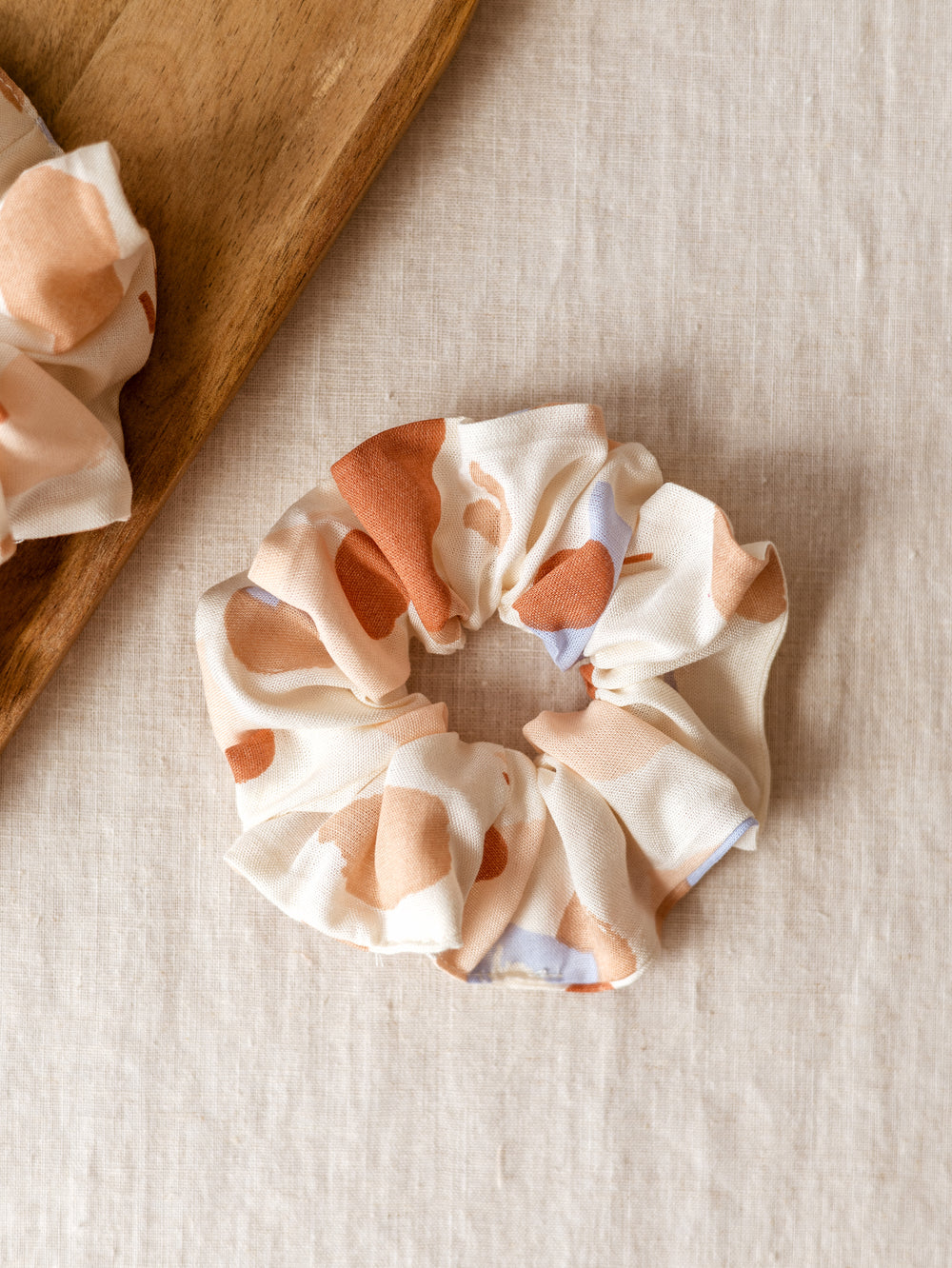 Širok scrunchie / Ivory Watercolor