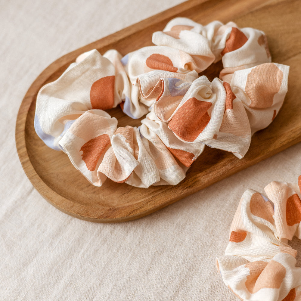 
                      
                        Širok scrunchie / Ivory Watercolor
                      
                    