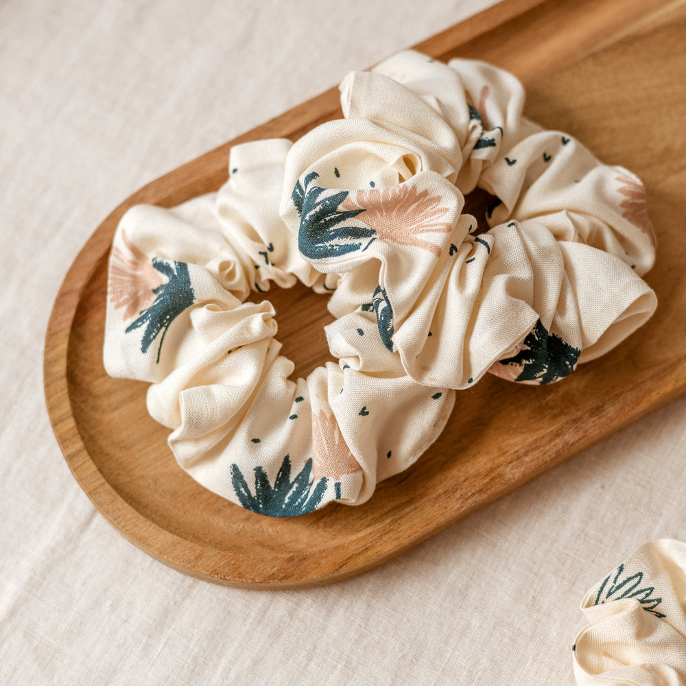 
                      
                        Wide Scrunchie / Palmetto Ivory
                      
                    