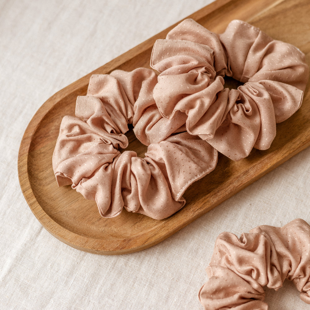 
                      
                        Wide Scrunchie / Powder
                      
                    