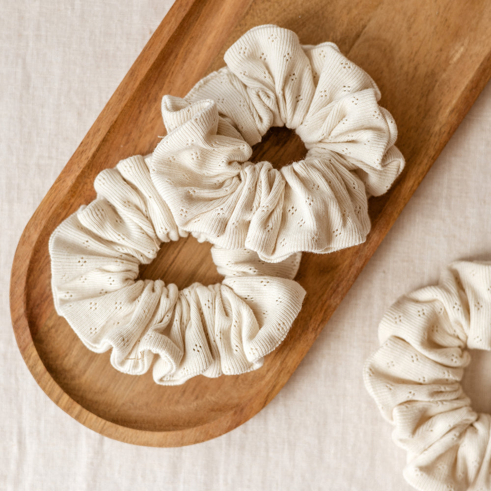 Wide Scrunchie / Milk Pointoille