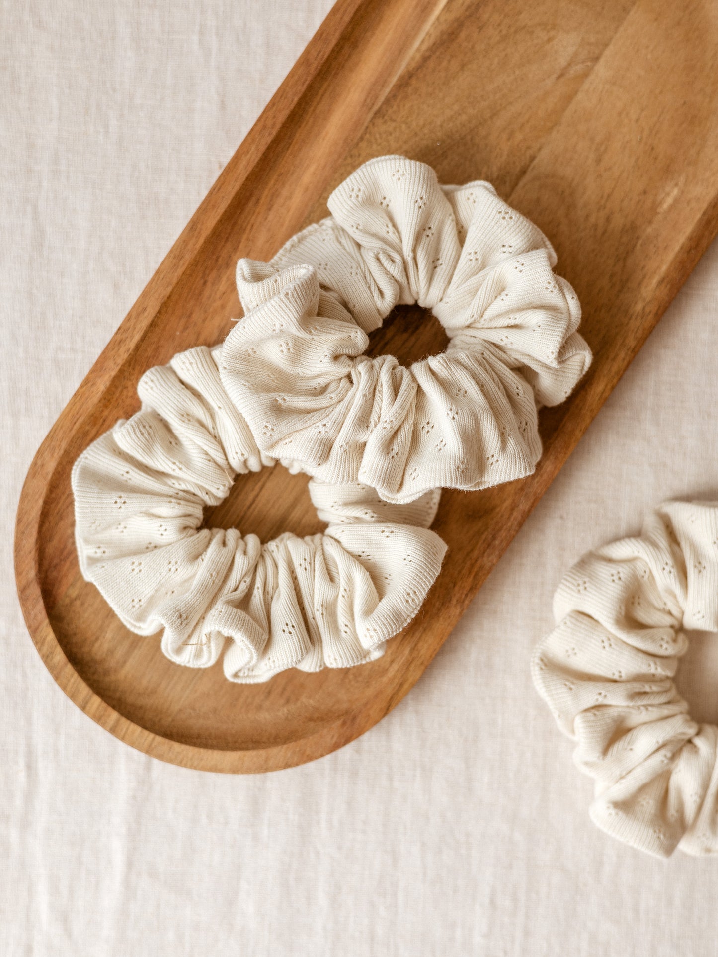 Wide Scrunchie / Milk Pointoille