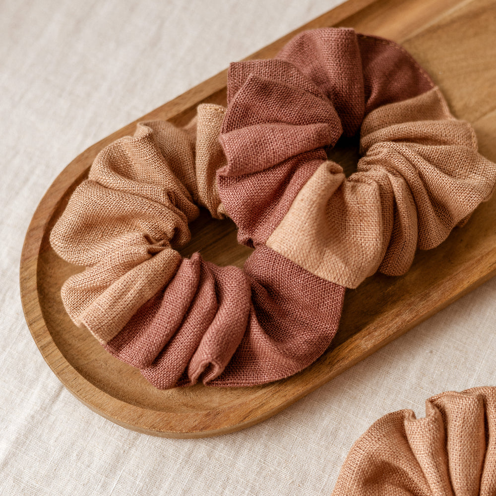 
                      
                        Wide Scrunchie / Linen colorblock -Terrarossa/Maroon
                      
                    