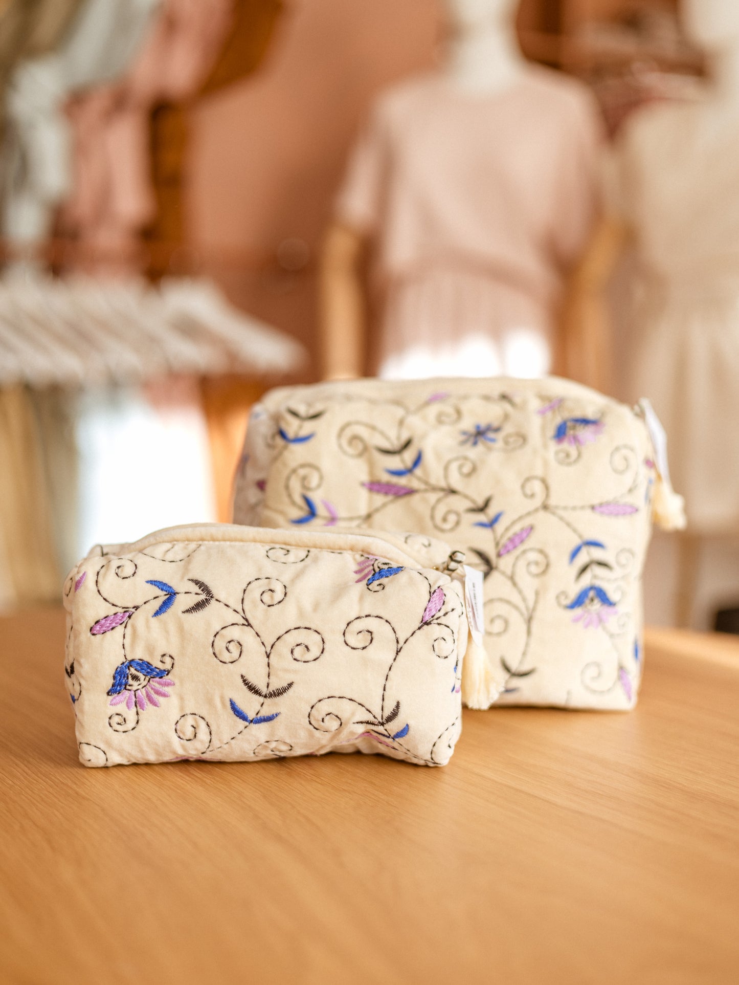 Makeup bag / Embroidered Ecru