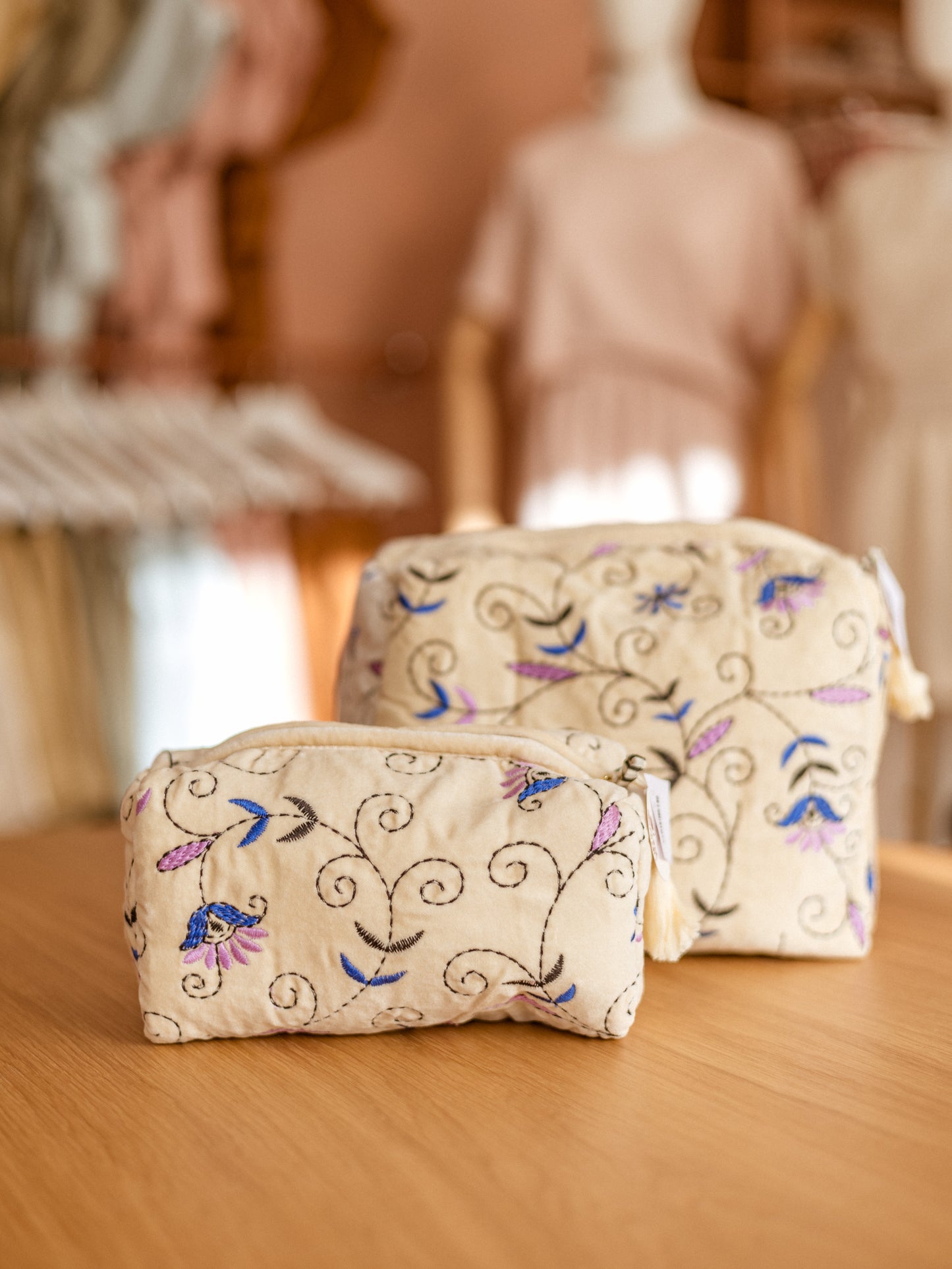 Makeup bag / Embroidered Ecru