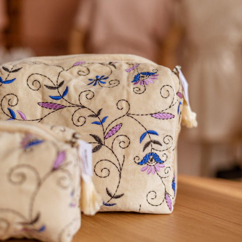 
                      
                        Makeup bag / Embroidered Ecru
                      
                    