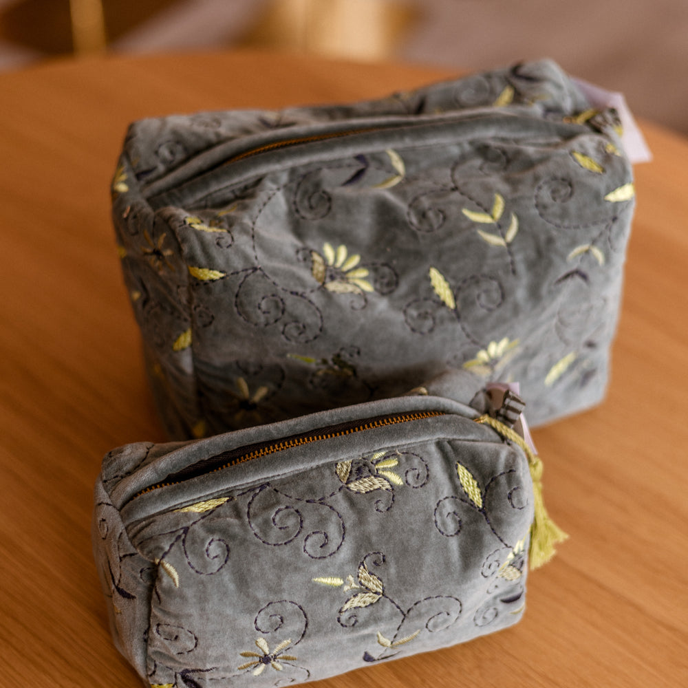 
                      
                        Makeup bag / Embroidered Dusty Blue
                      
                    