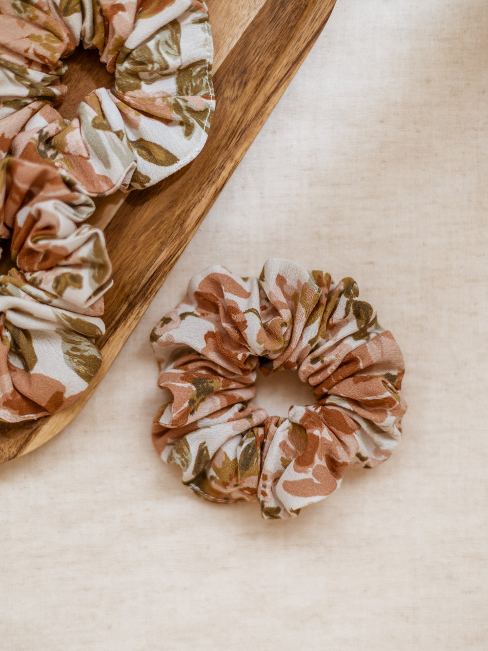 *Wide Scrunchie / Ivory Floral