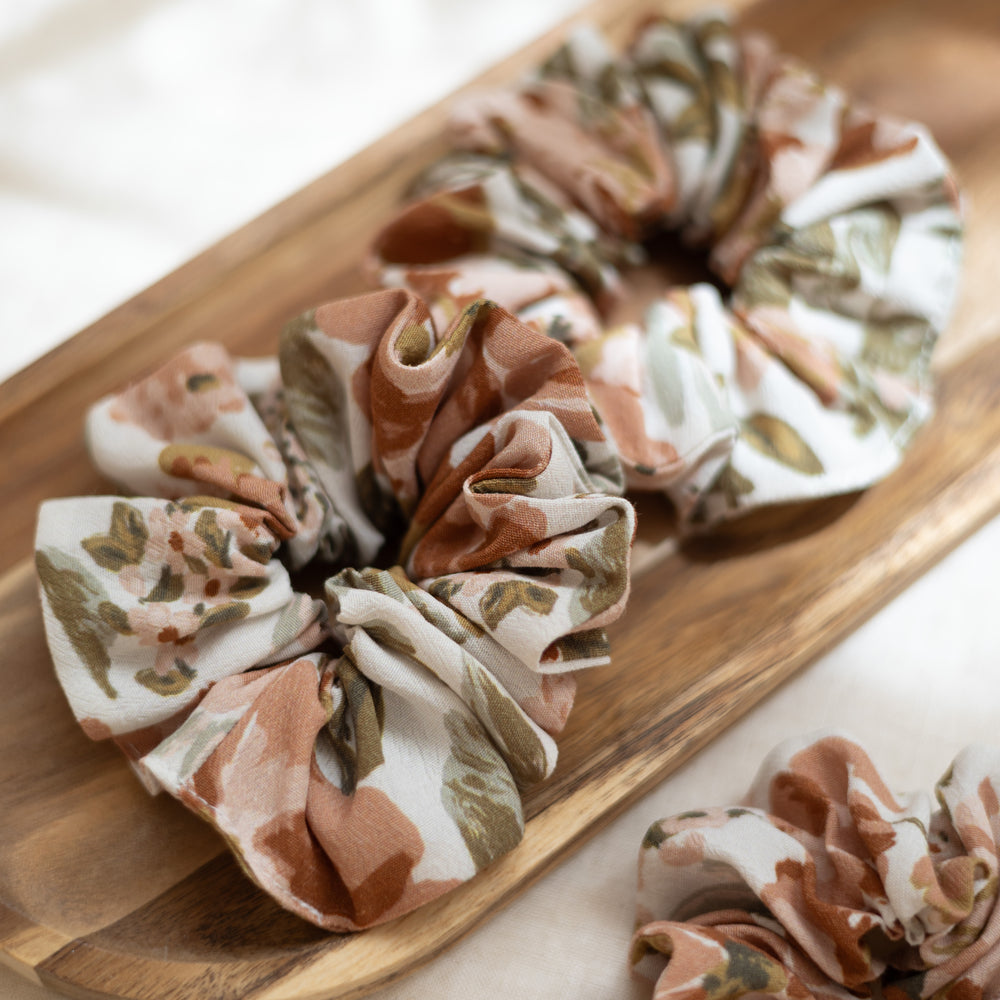 
                      
                        *Wide Scrunchie / Ivory Floral
                      
                    