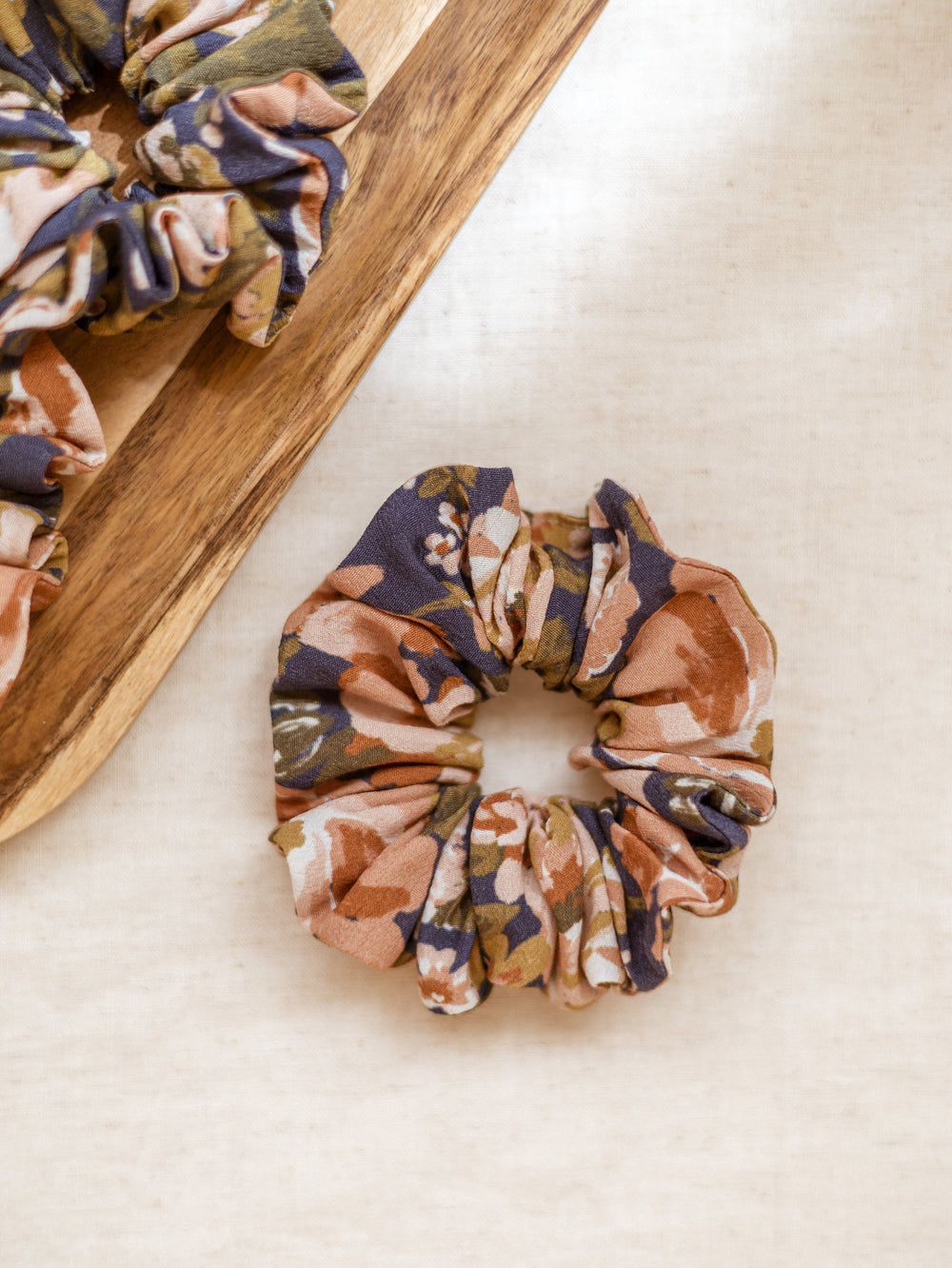 *Wide Scrunchie / Navy Floral