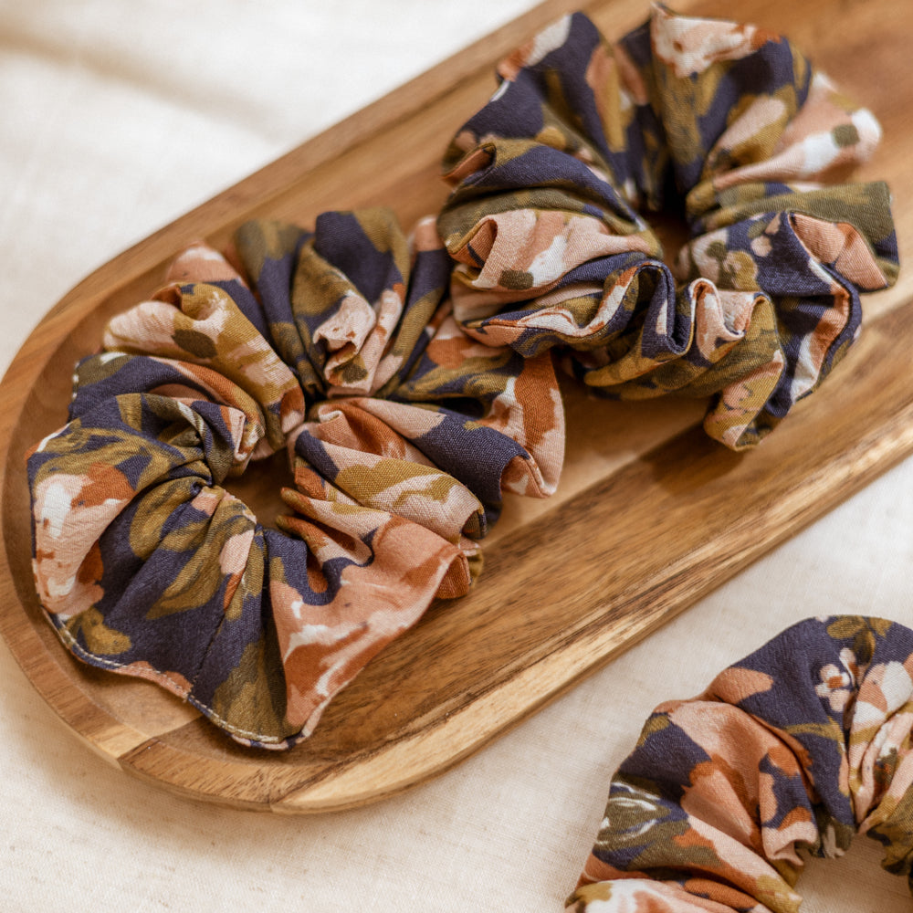
                      
                        *Wide Scrunchie / Navy Floral
                      
                    