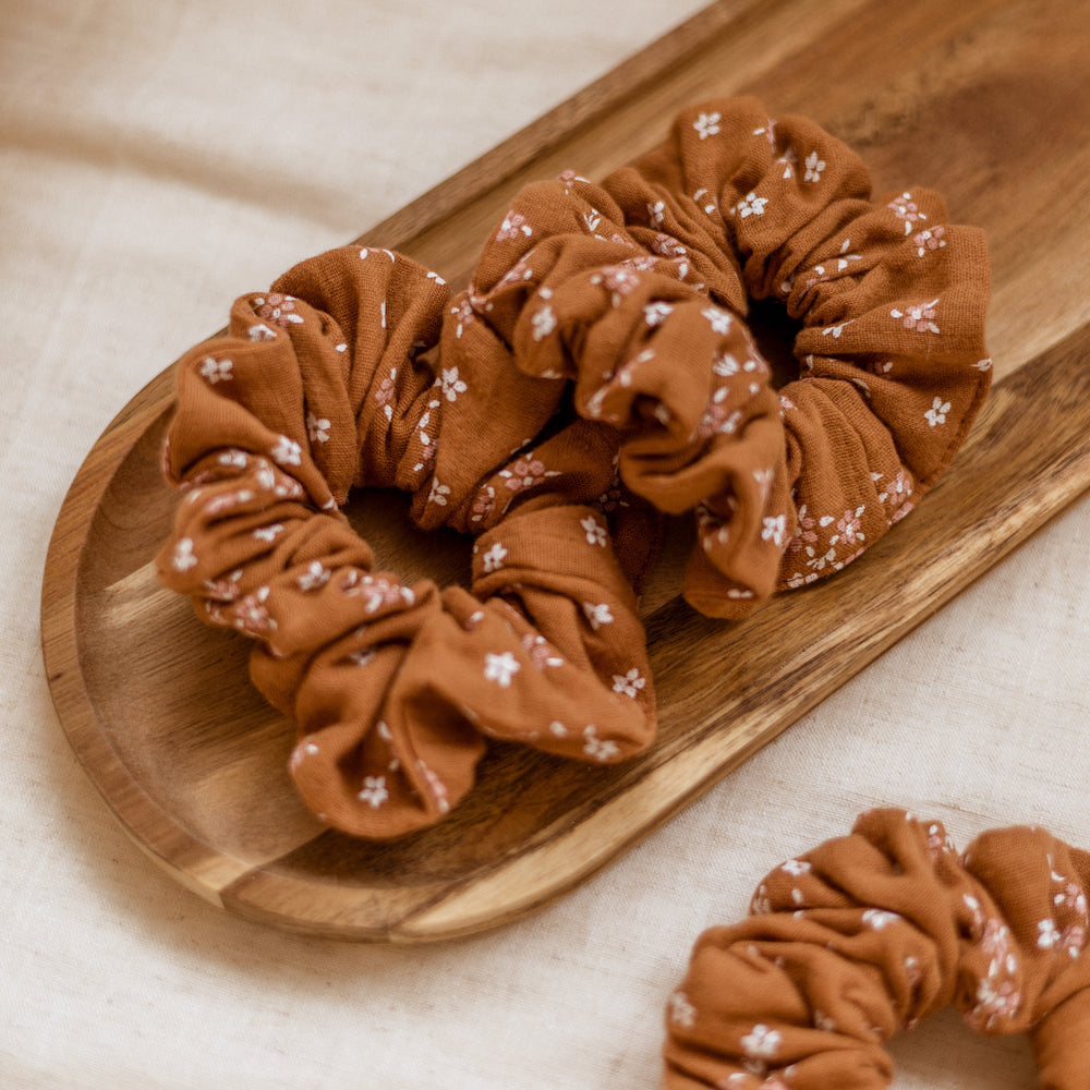 
                      
                        *Wide Scrunchie / Tiny Florals Terracotta
                      
                    