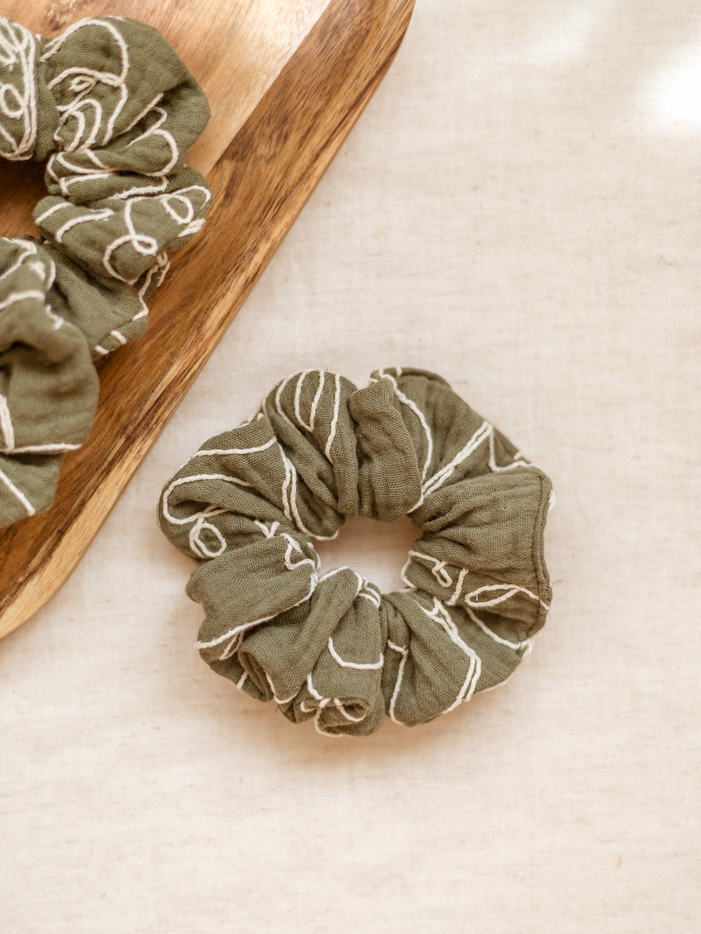 Wide Scrunchie / Embroidered Muslin - Olive