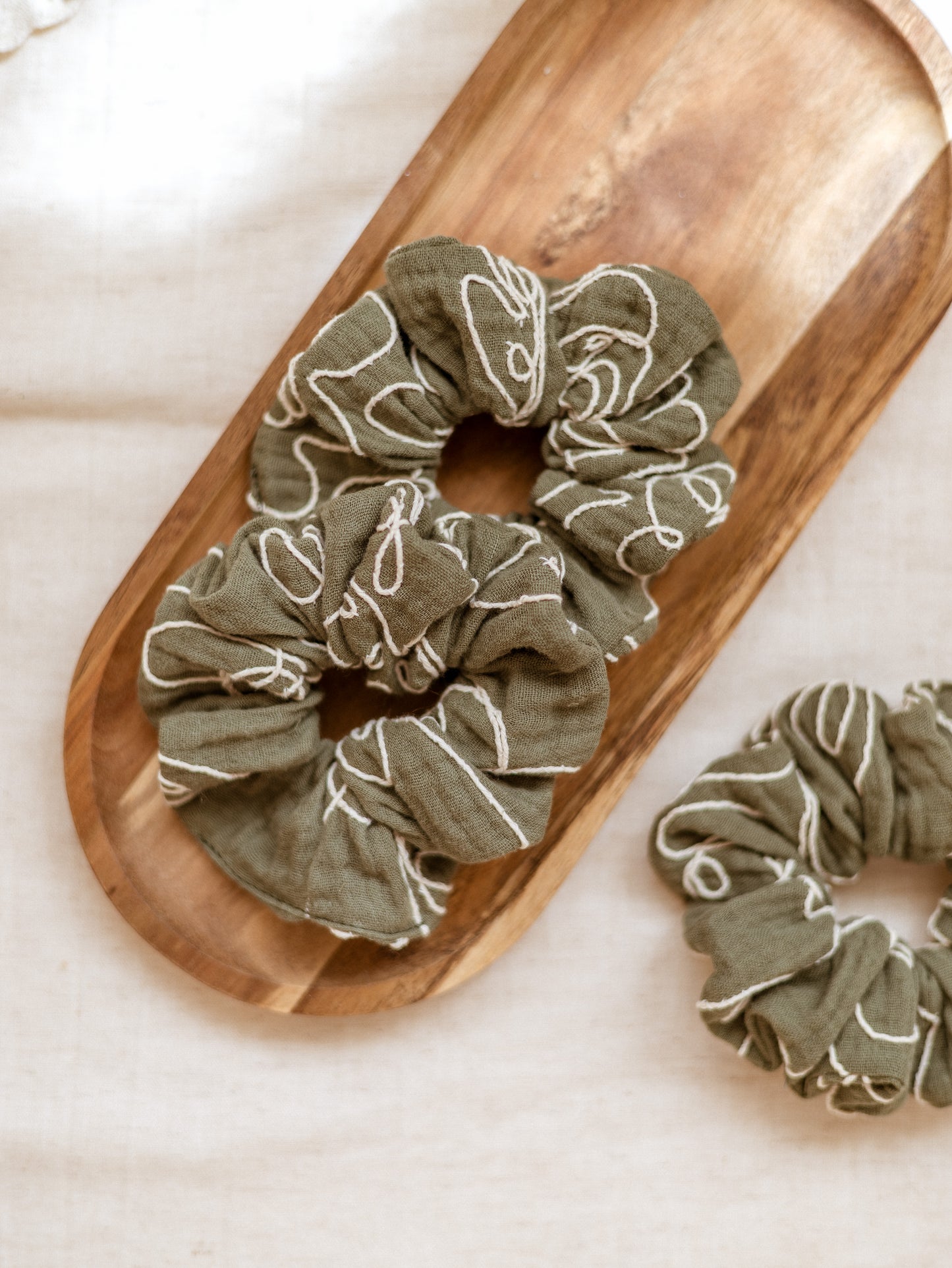 Wide Scrunchie / Embroidered Muslin - Olive