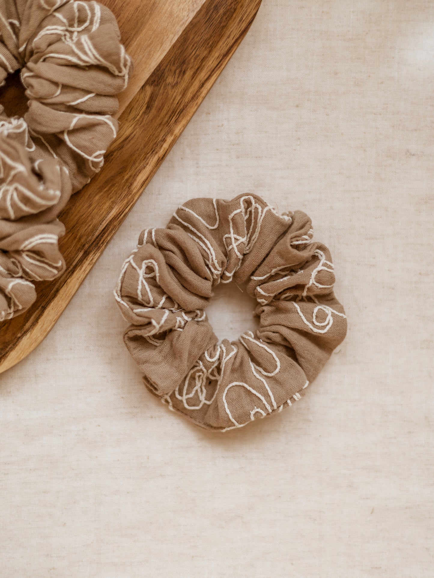 Wide Scrunchie / Embroidered Muslin - Beige
