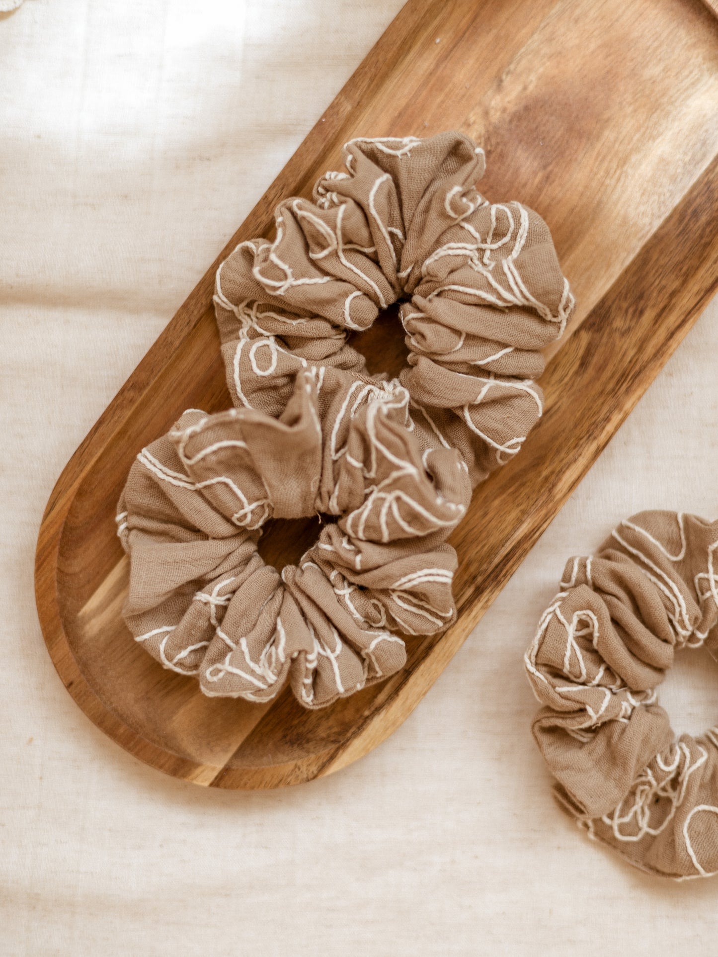 Wide Scrunchie / Embroidered Muslin - Beige