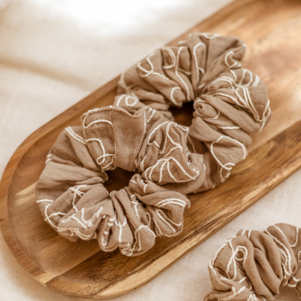
                      
                        Wide Scrunchie / Embroidered Muslin - Beige
                      
                    