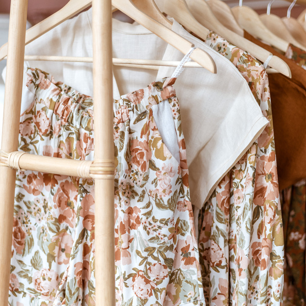 
                      
                        Poppy shorts / Floral viscose
                      
                    