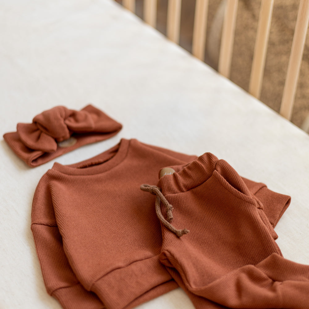 
                      
                        *Knit sweater / Rosewood
                      
                    