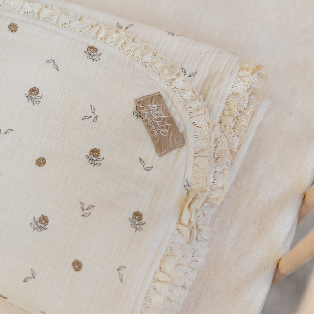 
                      
                        Muslin Blanket / Tiny Flowers & Lace
                      
                    