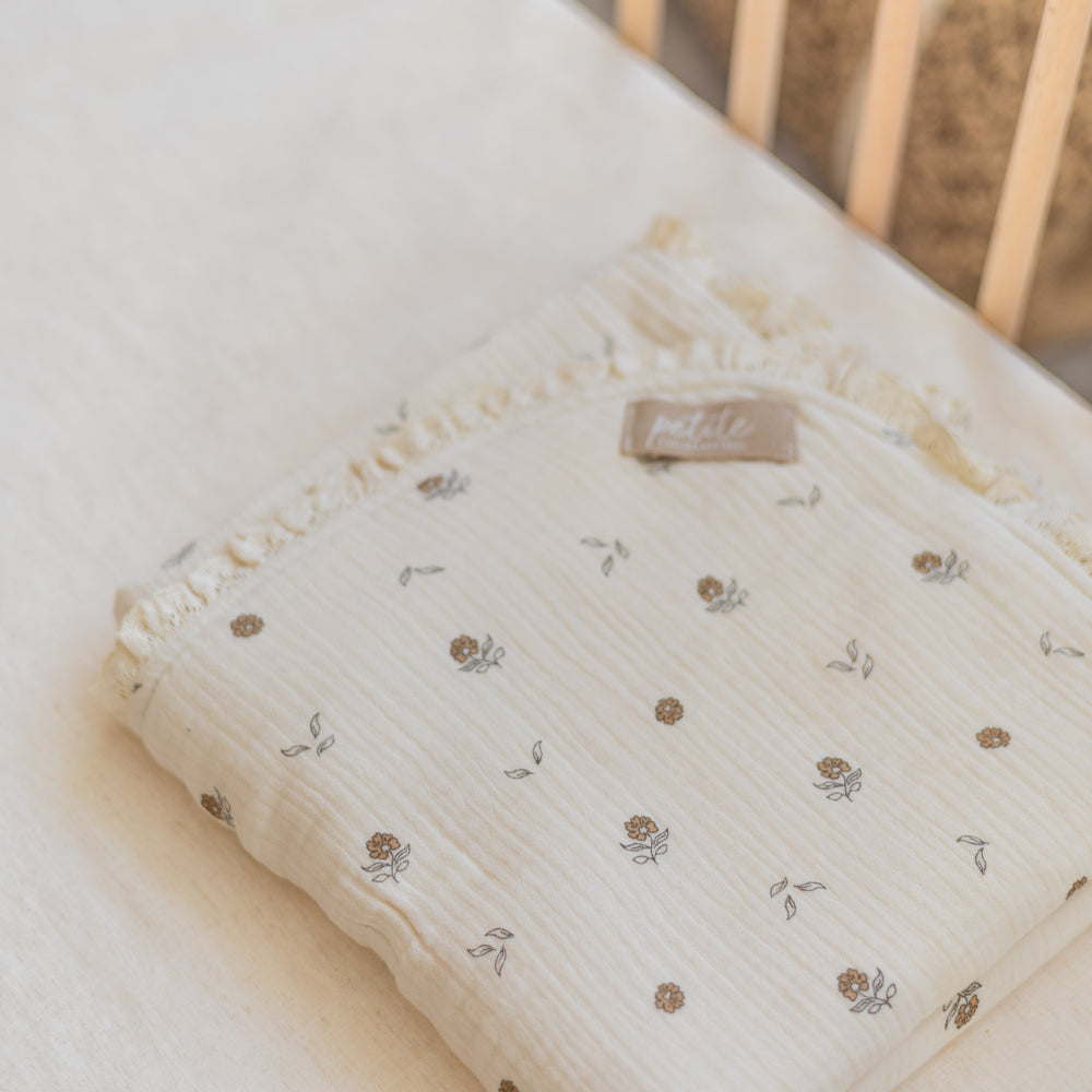 
                      
                        Muslin Blanket / Tiny Flowers & Lace
                      
                    