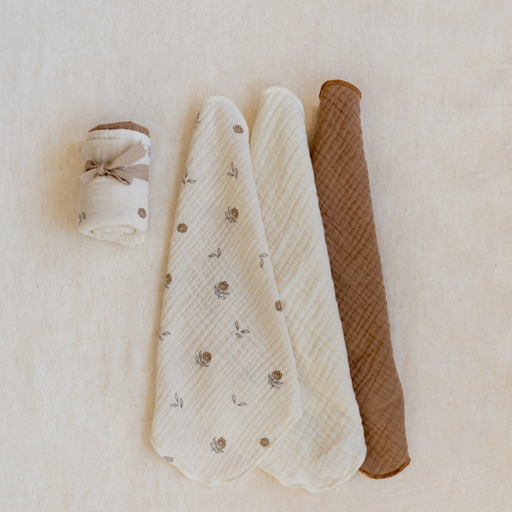 
                      
                        Muslin Burp cloth set / Tiny Flowers
                      
                    