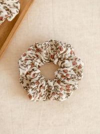 Širok scrunchie / olive + terracotta petals