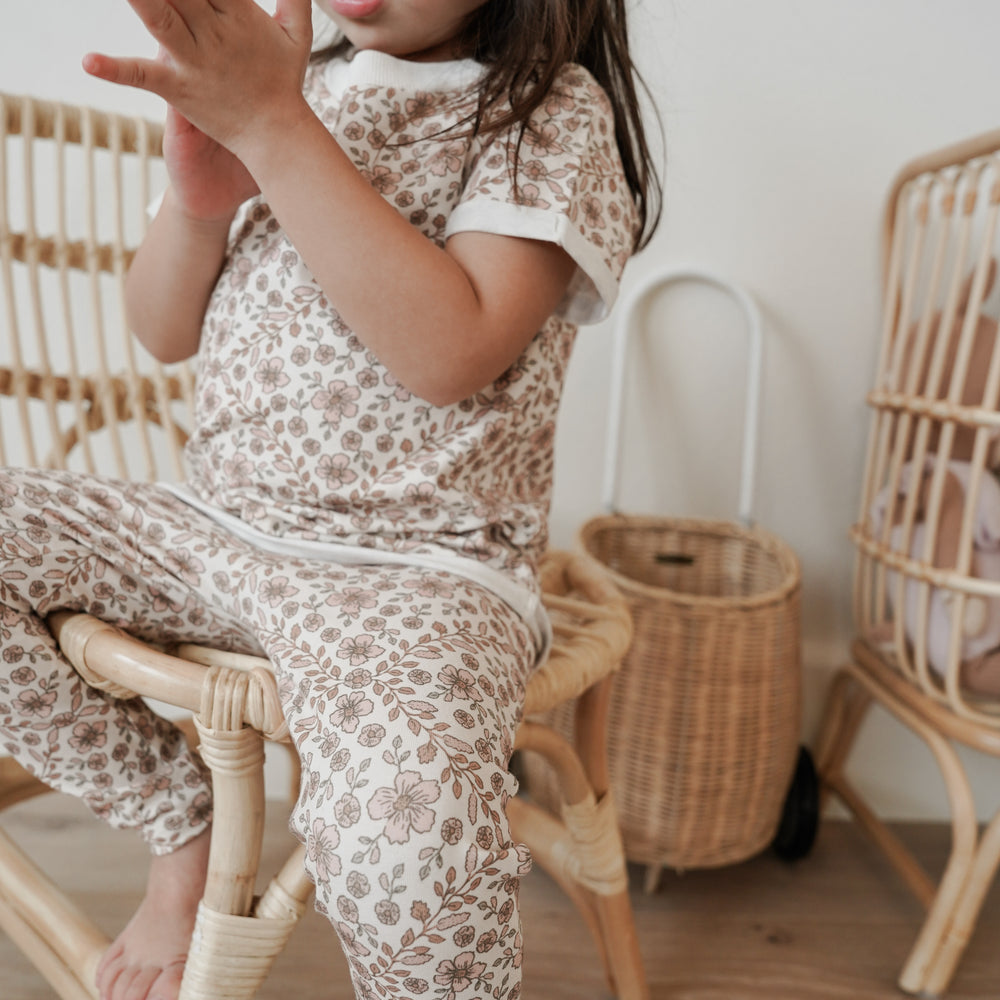 
                      
                        Baby leggings or t-shirt set / floral garland
                      
                    