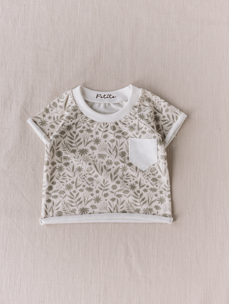 
                      
                        T-shirt / wildflower olive
                      
                    