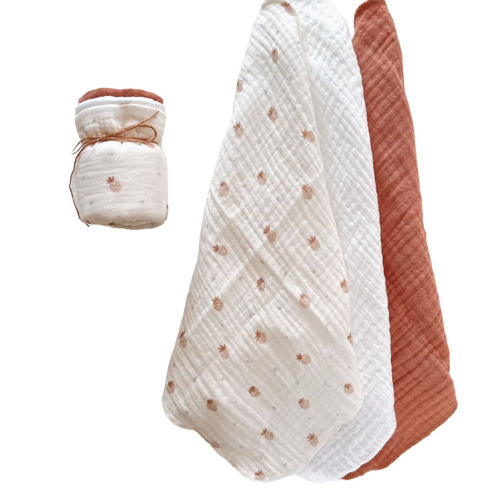 Muslin Burp cloth set / strawberries