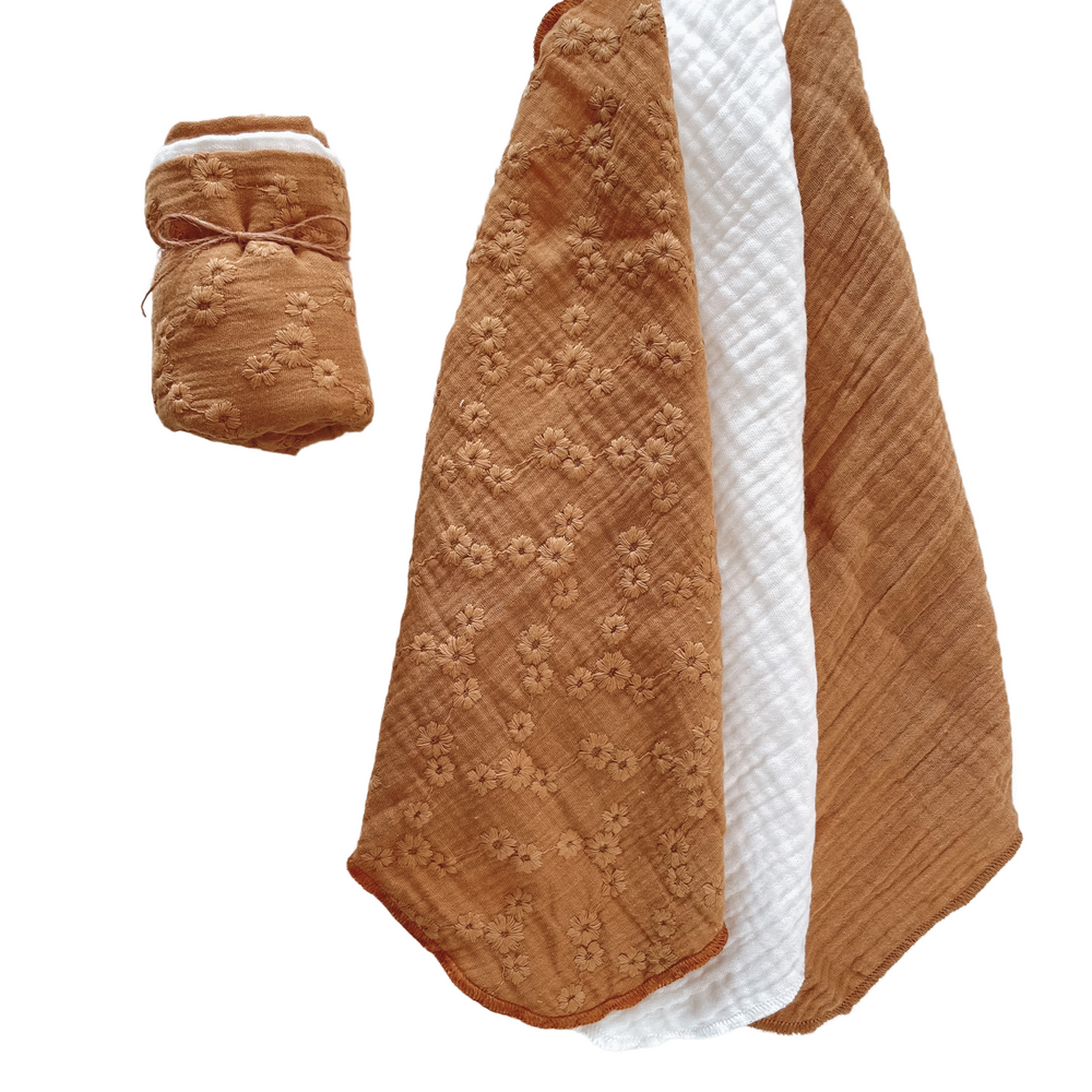 
                      
                        Muslin Burp cloth set / embroidered caramel
                      
                    