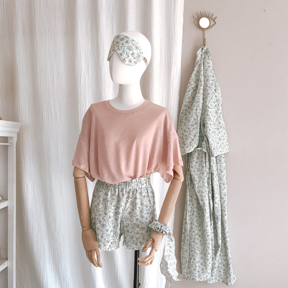 
                      
                        Linen ruffle shorts / floral mint
                      
                    