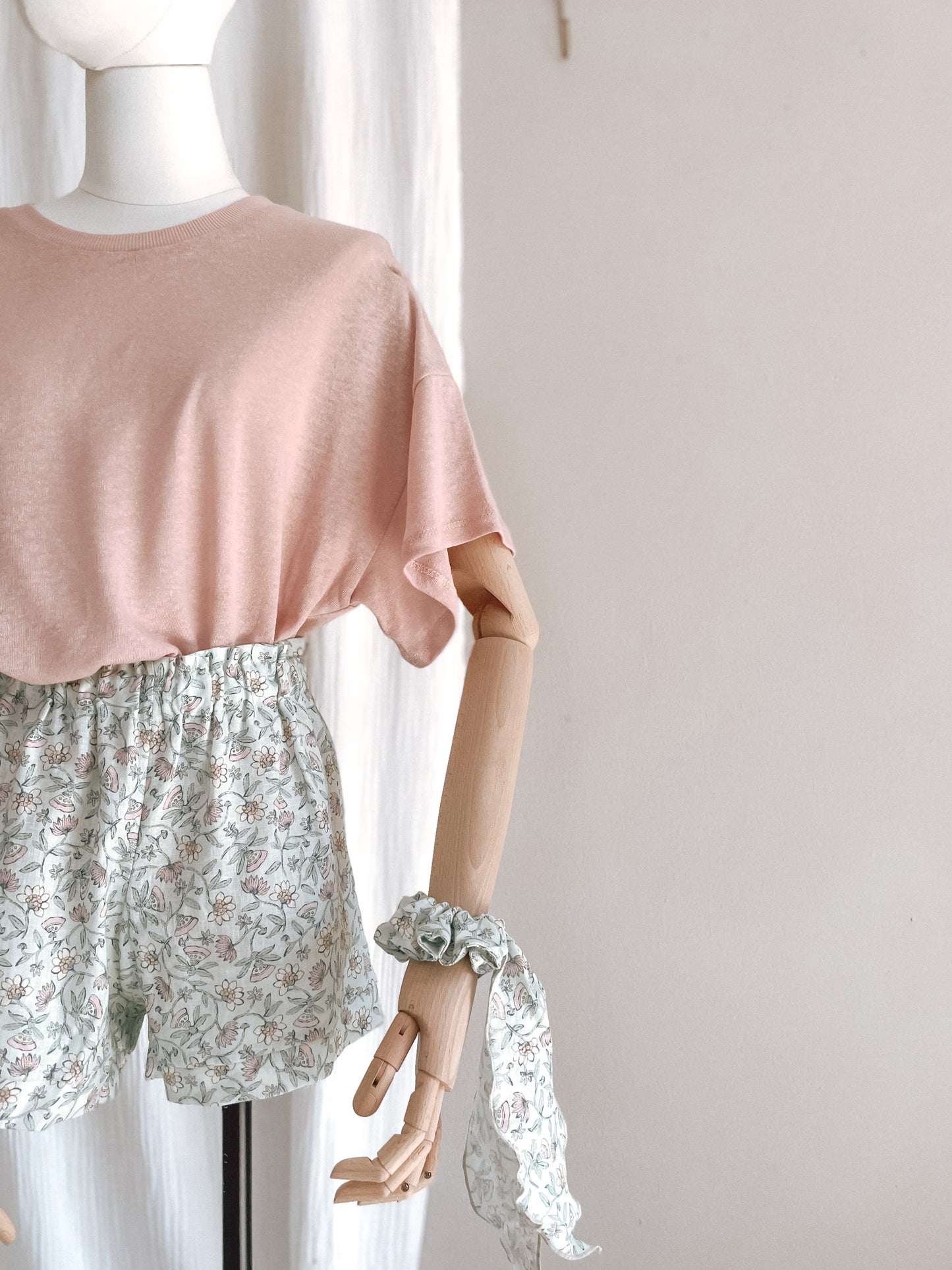 Linen ruffle shorts / floral mint