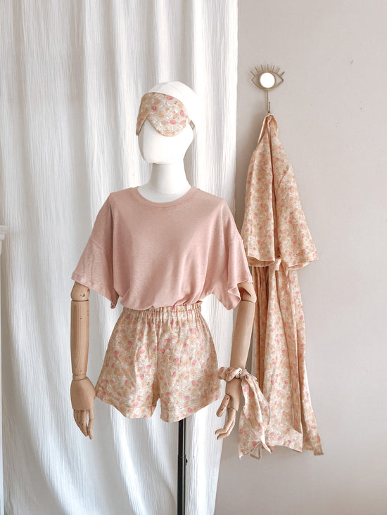 Load image into Gallery viewer, Linen ruffle shorts / floral pistachio
