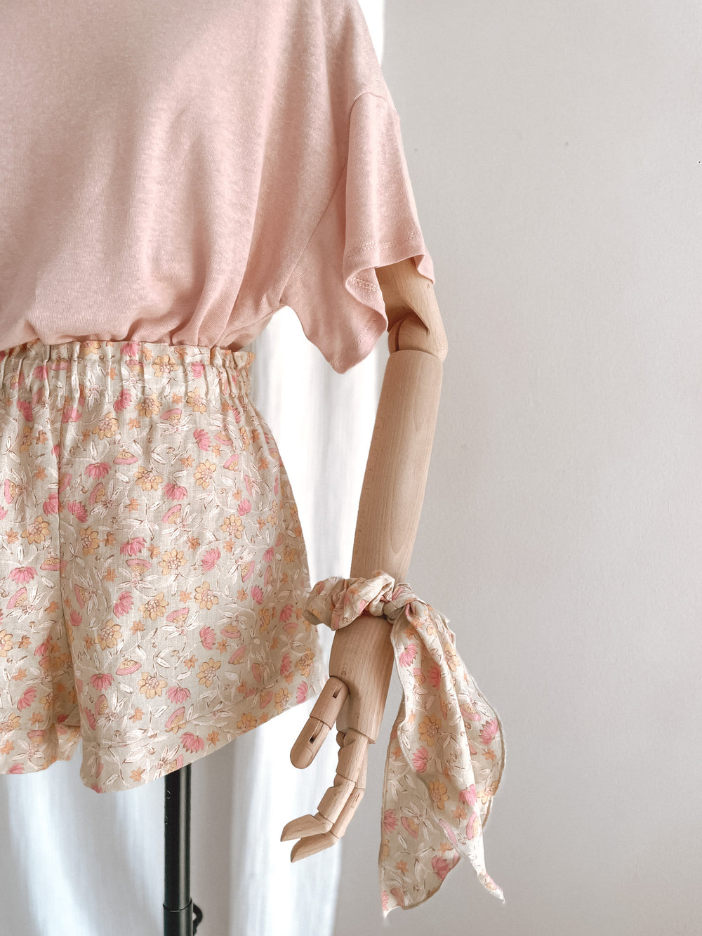 Linen ruffle shorts / floral pistachio