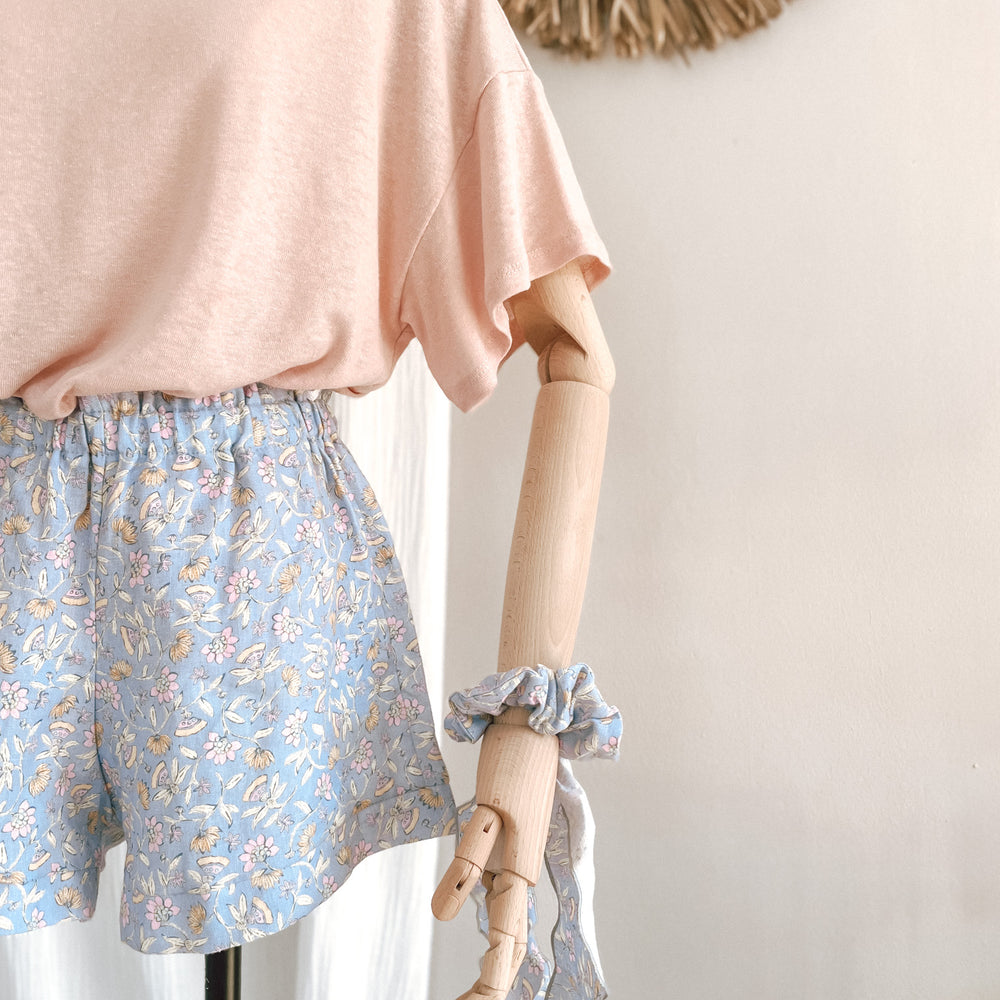 Linen ruffle shorts / floral blue