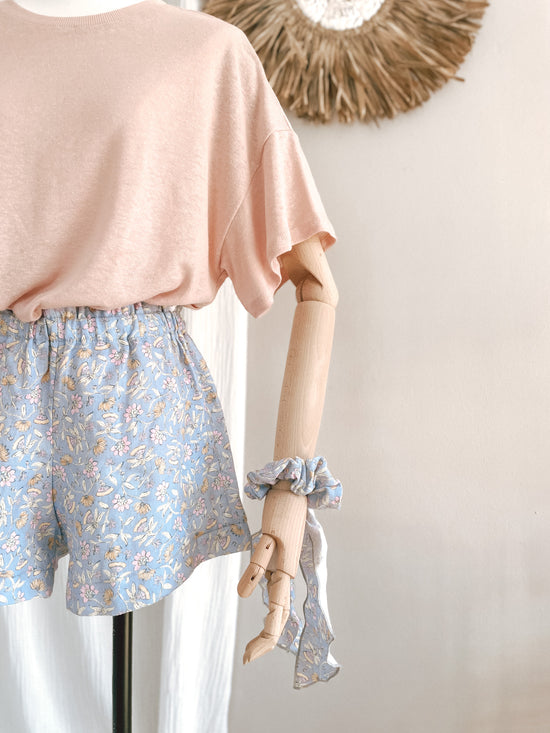 Linen ruffle shorts / floral blue