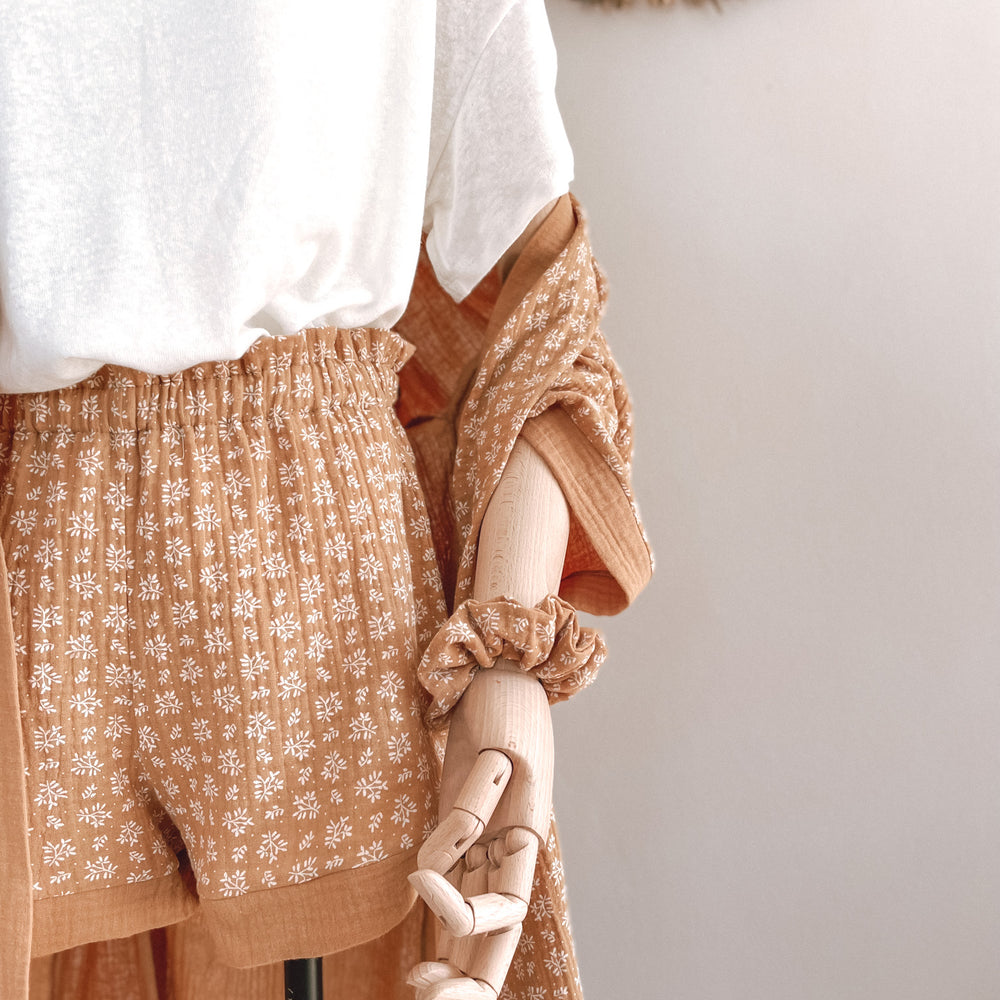 
                      
                        Muslin ruffle shorts / branches - caramel
                      
                    