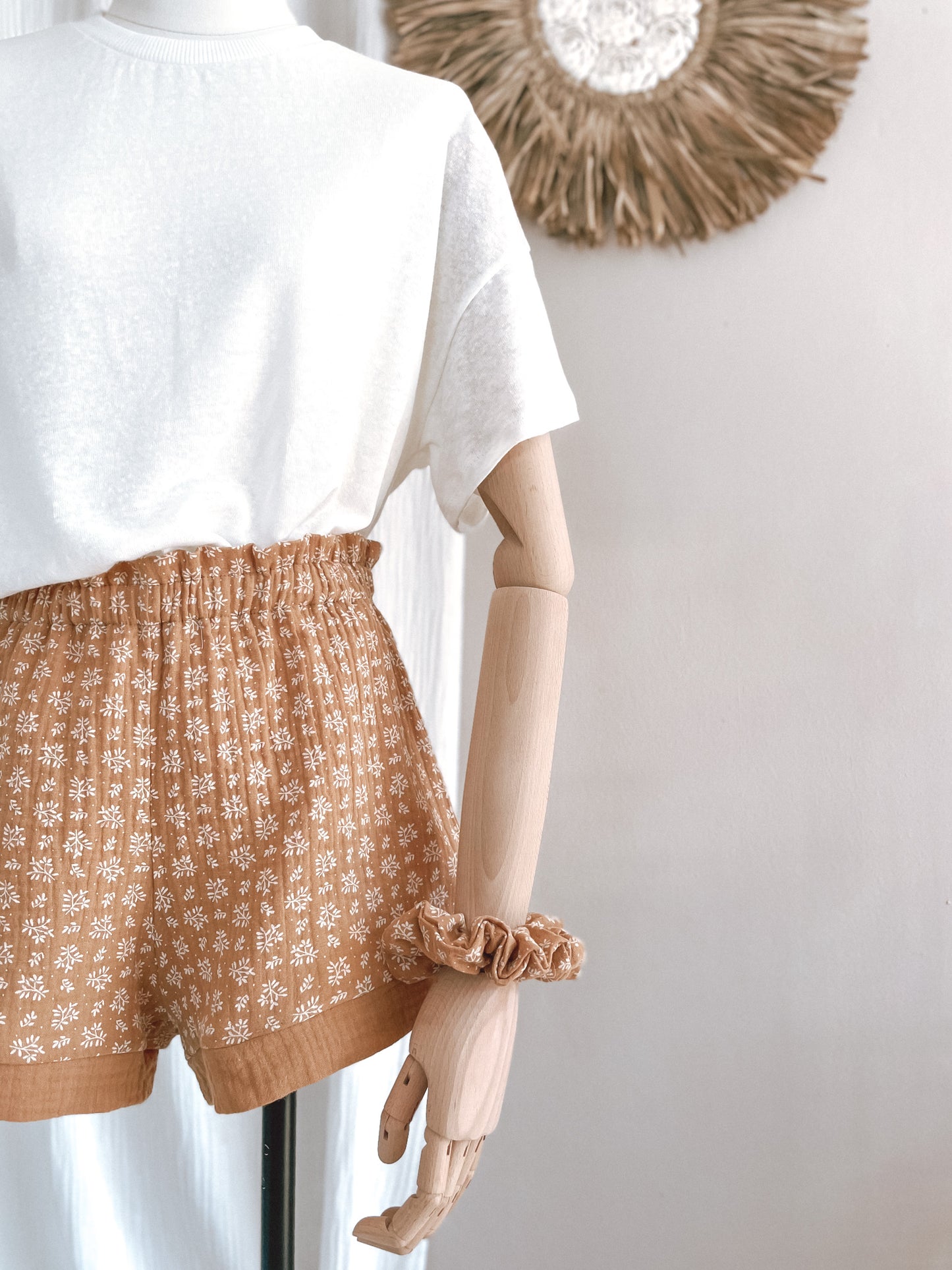 Muslin ruffle shorts / branches - caramel