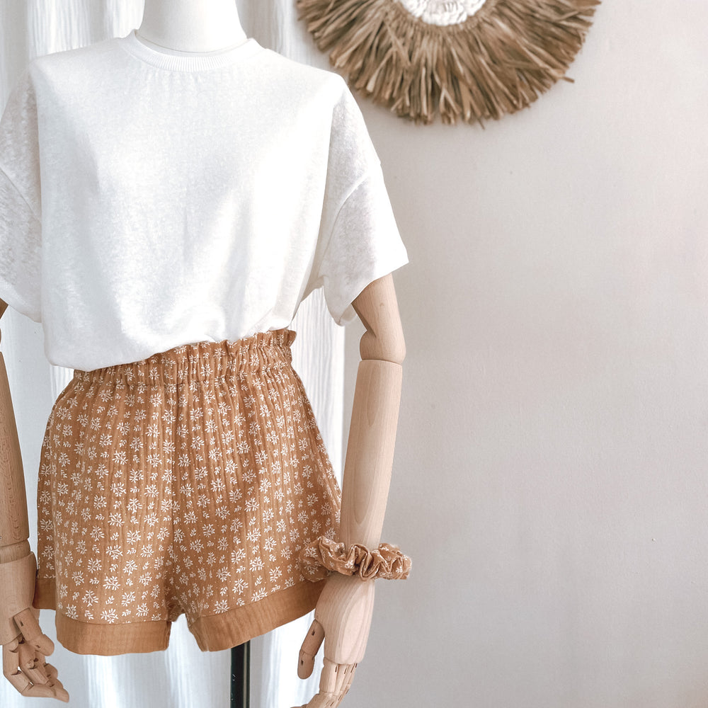 
                      
                        Muslin ruffle shorts / branches - caramel
                      
                    