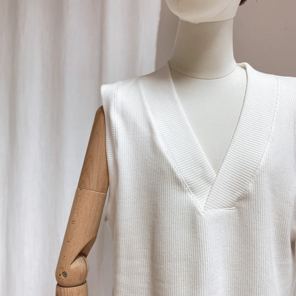 
                      
                        Oversized vest - cotton knit - ivory
                      
                    